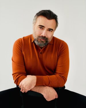 Oktay Kaynarca Instagram - “Bir erkeğin merhametini sevin.Yakışıklılık geçer gider.Para;mal,mülk tükenir ama merhamet kalıcıdır.Ve bir erkeğe en çok merhamet yakışır”der Tomris Uyar.Şu son cümlesini hep söylerim. Merhameti küçümsemeyin.En kalıcı ve en büyük duygu budur...Doğan Cüceloğlu..🙏
