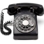 Oktay Kaynarca Instagram – TELEFON ADABI MUAŞERETİ..”Görgü Kuralları” 1- Telefon en fazla üç kez çaldırılır.2-Telefonla arama saatlerine dikkat edilmelidir, çok elzem değilse geç vakitte telefon açmak uygun değildir.3-Konuşmalar mümkün olduğunca kısa yapılmalıdır.4-“Aranan” başka bir görüşmede ise görüşmesini bitirip araması beklenmelidir.5-GÖRÜNTÜLÜ ARAMAK İÇİN AİLE BİREYLERİNİZ DAHİL ARANANDAN İZİN İSTENMELİDİR.6-Konuşmaların bu kadar güvensiz bir ortamda olduğu bilinciyle konuşma içeriğine dikkat edilmelidir.7-Konuşma sırasında telefon kesilirse ilk arayanın tekrar araması esastır.8-Sizden istenen başkasının telefon numarasını sahibine sormadan vermek uygun değildir..9- Promosyon için rehberinizdeki telefon numaralarını şirketlere vermek ayıptır…🕶🕶🕶