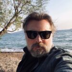 Oktay Kaynarca Instagram – Sırtım Denizde , gökyüzünde pırıl prıl bir Bodrum güneşi dilimde de tutturduğum türkü ..
Divane Gönlüm Benim
Bir Dala Konamadım
Nice Derde Dayandım
Bu Derde Dayanamadım
Felek Beni Adım Adım 
Kovaladı Yaralandım 
Bilmem Feleğe Neyledim 
Felek Beni Adım Adım 
Kovaladı Yaralandım 
Bilmem Feleğe Neyledim 
Ömrüm Sana Doyamadım 

Gül Dediğim Diken Oldu
Gül Yerine Ömrüm Soldu
Yaram Sızıladı Kaldı
Saran Bir Dost Bulamadım
Felek Beni Adım Adım
Kovaladı Yaralandım
Bilmem Feleğe Neyledim
Felek Beni Adım Adım
Kovaladı Yaralandım
Bilmem Feleğe Neyledim
Ömrüm Sana Doyamadım  Şükürler olsun 🙏🙏🙏