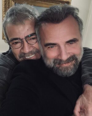 Oktay Kaynarca Instagram - İnsanlar gelir gider yaşamımıza, öyle veya böyle bi şekilde dokunup ama önemlidir kardeşlik ağabeylik hukuku.Tutunacağınız dallardan oluşan ağaçlar gibi.. Arkamızda bir orman bırakmaya çalışmaktır geldiğimiz sürenin amacı...🍀