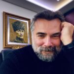 Oktay Kaynarca Instagram – YAŞAMAK ŞAKAYA GELMEZ,
BÜYÜK BİR CİDDİYETLE YAŞAYACAKSIN
BİR SİNCAP GİBİ MESELA,
YANİ, YAŞAMIN DIŞINDA VE ÖTESİNDE HİÇBİR ŞEY BEKLEMEDEN
YANİ, BÜTÜN İŞİN GÜCÜN YAŞAMAK OLACAK.

YAŞAMAYI CİDDİYE ALACAKSIN,
YANI, O DERECEDE, ÖYLESİNE Kİ,
MESELA, KOLLARIN BAĞLI ARKADAN, SIRTIN DUVARDA,
YAHUT, KOCAMAN GÖZLÜKLERİN,
BEYAZ GÖMLEĞİNLE BİR LABORATUARDA
İNSANLAR İÇİN ÖLEBİLECEKSİN,
HEM DE YÜZÜNÜ BİLE GÖRMEDİĞİN İNSANLAR İÇİN,
HEM DE HİÇ KİMSE SENİ BUNA ZORLAMAMIŞKEN,
HEM DE EN GÜZEL,
EN GERÇEK ŞEYİN YASAMAK OLDUĞUNU BİLDİĞİN HALDE.

YANI, ÖYLESİNE CİDDİYE ALACAKSIN Kİ YASAMAYI,
YETMİŞİNDE BİLE, MESELA, ZEYTİN DİKECEKSİN,
HEM DE ÖYLE ÇOCUKLARA FALAN KALIR DİYE DEĞİL,
ÖLMEKTEN KORKTUĞUN HALDE ÖLÜME İNANMADIĞIN İÇİN,
YASAMAK, YANİ AĞIR BASTIĞINDAN.
1947 NAZIM HİKMET RAN ….🍀🍀🍀🍀🍀
Hep güleceğimiz,sağlıklı olduğumuz, başarılarımızn doruk yaptığı bir yıl olsun .🙏🙏🙏🙏🙏🍀🍀🍀🍀