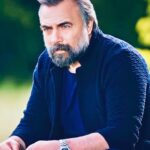 Oktay Kaynarca Instagram – Gönlüm dilime dargın, dilim gönlüme

Gönlüm duygularını anlatamadığı için

kızarken dilime;

Dilim anlatamayacağı şeyleri

düşündüğü için kızıyor gönlüme… Mevlana ….