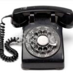Oktay Kaynarca Instagram – TELEFON ADAB I MUAŞERETİ..“GÖRGÜ KURALLARI” 1-Telefon en fazla üç kez çaldırılır.2-Telefonla arama saatlerine dikkat edilmelidir,çok elzem bir durum yoksa geç veya çok erken vakitlerde aramak uygun değildir.3-Konuşmalar mümkün olduğunca kısa tutulmalıdır.4-Aradığınız kişi başka bir görüşmede ise ve hemen size dönmüyorsa konuşmasını bitirip sizi araması beklenmelidir.5- GÖRÜNTÜLÜ ARAMAK İÇİN AİLE BİREYLERİ DAHİL ÖNCEDEN İZİN İSTENMELİDİR.6-Konuşmaların güvensiz ortamlarda ve platformlarda olduğu dikkate alınarak konuşma içeriğine dikkat edilmelidir.7-Konuşma sırasında telefonun kesilmesi durumunda ilk arayanın araması beklenmelidir.8-SİZDEN İSTENEN TELEFON NUMARASI SAHİBİNE SORULMADAN VERİLMEMELİDİR..9-Başkalarının telefon numaralarını reklam promosyon vs adı altında şirketlere vermek ayıp hatta terbiyesizliktir…