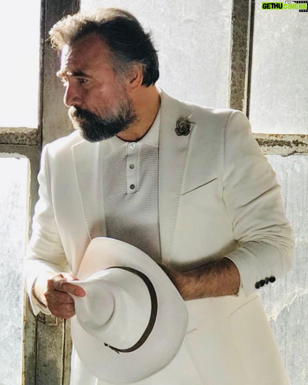 Oktay Kaynarca Instagram - Tut ki gelip çalmışım kapını Güvercin beyazı ...🕊🕊🕊