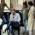 Oktay Kaynarca Instagram – Zorunlu açıklamadır; Bilindiği üzere ekranlara getirmek üzere yapılan dramalar gerçekten ilk hayal edildiği andan yayına çıkana kadar müthiş bir emek sabır ve çalışma ürünüdür. Yazarından yönetmeninden  çaycısına kadar herkesin inanmak zorunda olduğu bir iştir, aksi halde asla ruhu olmaz ve karşılık da almaz seyredenleri tarafından.Kaleme ilk alındığı andan itibaren büyük bir heyecanla çalışılır,önce yazım aşaması sonra oyuncu seçimleri sonra kamera arkası ve kamera önü için yüzlerce binlerce saat emek verilir herşey iyi olsun diye. Bazı projeler hayal edilen menzile ulaşır bazıları ulaşamaz ama sonuçta ortada müthiş bir yaratım üretim inanç süreci vardır. Projeler yapılırken proje çözüm ortakları ile omuz omuza,adım adım,ilmek ilmek halı dokur gibi yaparız işimizi. Bütün bunlar bu işi birlikte yapanların, içinde emeği olanların gizlilik içinde ve yayınlanacağı güne kadar dışarı sızdırılmadan yönetmesi  gereken bir süreçtir ve etik olarak herkes bu kurala uyar. Aslında herkesin bir anlamda işi ekmeği ve namusudur bu süreç.Herkes birbirine güvenmek zorundadır güzel ve değerli bir proje çıkarmak adına bu süreçte. Bu konuşulmaya bile gerek olmayan sessiz anlaşma ekip ruhudur aslında bir anlamda. Bunun dışında davranmak bu kadar emeği yok sayıp bilinmez hangi çıkar ilişkileri ile o kadar emeği koltuğunun altına alıp götürüp ilgisi olmayan “ama bunu açıklamak işi olan”herkese servis etmek HAİNLİK dir, arkadaşlarına haksızlıktır, hatta hırsızlıktır. Kendi adıma ve şirketim adına aldığım karardır; bugünden itibaren sorumluları tarafından izin verilmediği halde bu hainliği yapan ve tespit etttiğimiz kişi ve kişileri ifşa edip bir daha asla çalışmama kuralı ile yaşayacağım ve sanırım diğer yapımcı arkadaşlarım da bu yolu izleyeceklerdir. Hikayeleri olmayanlar başkalarının hikayeleri ile sadece bir süre oyalanırlar…