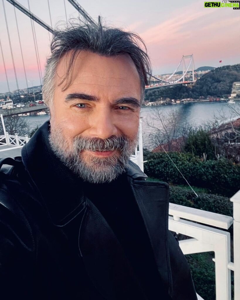 Oktay Kaynarca Instagram - Benim neyim eksik ? Ben de yapıştıriim bi tane İstanbul..😎😎😎