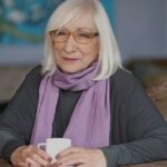 Oktay Kaynarca Instagram - Nasihatimdir, vasiyetimdir. Güneş her gün daha mütekâmil bir dünyaya doğmaz. Tarih ezelden ebede dümdüz uzanan doğrusal bir hat degil, devirli bir oluşumdur. Gün olur, en gerideki en öndekinden ileride olur. Aristarkus, Kopernik’e “zipçıktı astrolog” diyen devrimci Martin Luter’den daha ilericidir. Ahmet Yesevi, Kadizade Mehmet’in çok ötesinde. Siz istihkâmlarınızı güçlendirin, zor zamanları fırsata çevirin. Benim yaşima geldiğinizde, benim hiç olamadığım kadar hakim, fehim, müstakim, emin, mekin ve metin olun. Aziz ülkemize gelince, ille de bir şeye benzetecekseniz, her budağından sürgün atan salkım saçak bir böğürtlen çalısına benzeteceksiniz Türkiye’yi. Bir sürgünü çiçeğe dururken, diğerinin kurumakta, ötekinin meyve vermekte olduğunu görün. Tek bir sürgüne takılıp kalmayın, bütüne bakmayı adet edinin. Unutmayin ki düz akılla anlaşılmaz, pergele, cetvele gelmez, kendisine has bir kimliği vardır, Türkiye’nin. Batmaz. Batarsa, okyanuslar batar. Mademki son temsilcileriyiz Gezegen’in, iyiliği için yaşatılması elzem bir medeniyetin, bizi durduracak tek “gerçek”, soğuyan Güneş’in dünyamızı yarı yolda bırakması ihtimali olmalı. Alev Alatlı.. 1942 …2024. Mekanın Cennet olsun Alev abla….