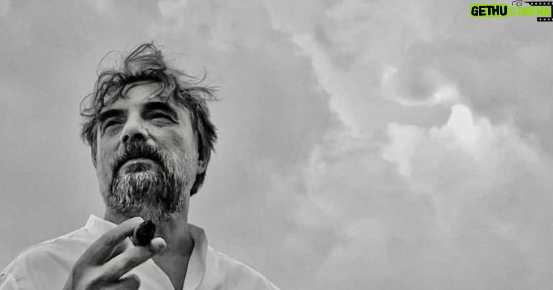 Oktay Kaynarca Instagram - GÜNEŞ DİZ ÇÖKENLERDEN ÖNCE AYAKTA DURANLARI AYDINLATIR.. Yaşar Kemal…