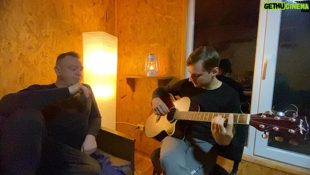 Oleksii Potapenko Instagram - @d.vadya_mozgi справжній народний талант,цю пісню даруємо всім хлопцям,які повертаються до побратимів після закордону, лікування,реабілітацііі ,а також всім тим хто чекає на них вдома …і ще я не очікував ,але ця пісня припала до душі всім українцям ,які сумують на чужині ,хоча ,вона про інше … все одно болить у всіх однаково ,скоро реліз , а поки вам акорди ,струни,голос ,душа 🇺🇦