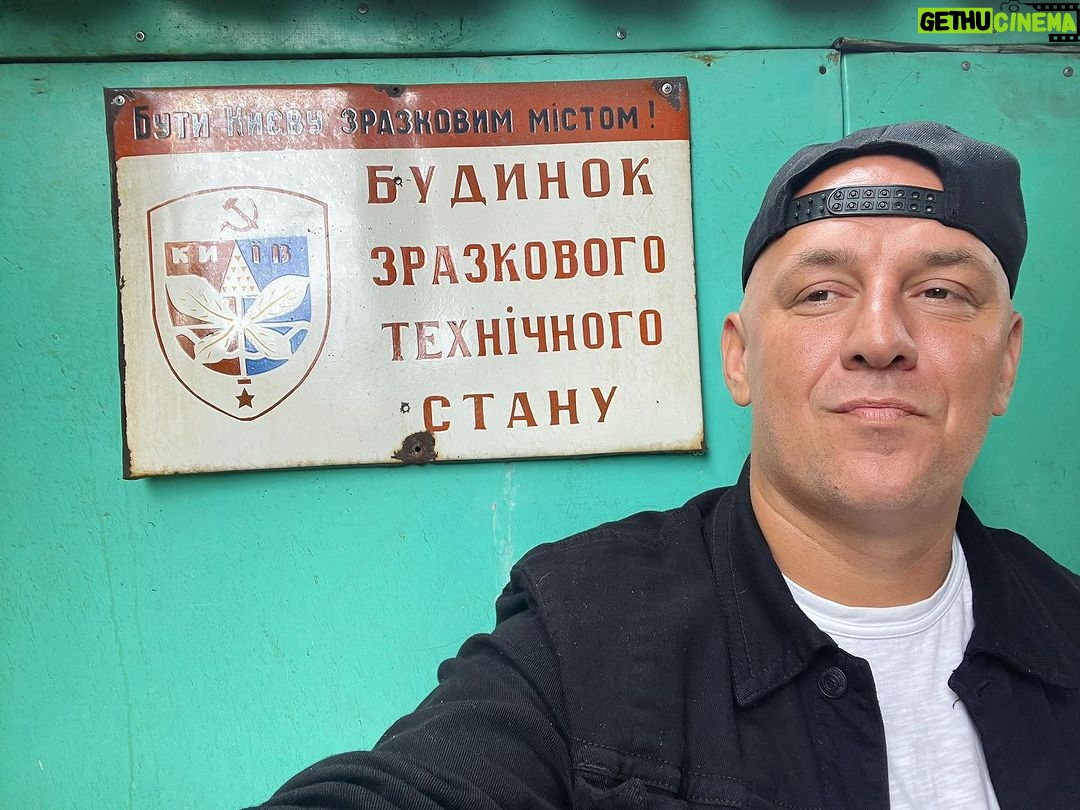 Oleksii Potapenko Instagram - Будинок Зразкового технічного стану ,Вхід у Змінному Взутті #київ