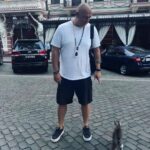 Oleksii Potapenko Instagram - Після чергової ночі ,під тиском російських атак в різних куточках України та після нічних вибухів, навіть одеські коти транслюють особливу бойову енергетику. Bristol Hotel Odesa