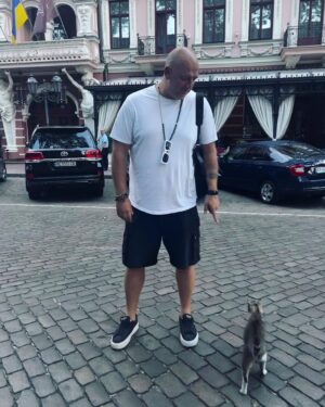 Oleksii Potapenko Instagram - Після чергової ночі ,під тиском російських атак в різних куточках України та після нічних вибухів, навіть одеські коти транслюють особливу бойову енергетику.