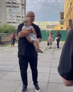 Oleksii Potapenko Instagram - Щасливі діти і батьки ,посмішки на обличчах,радість,хоча би на хвилинку - це покликання і лайвстайл 🇺🇦 😉
