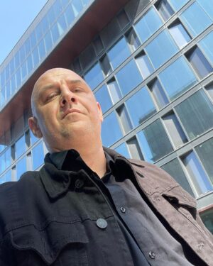Oleksii Potapenko Instagram - Я не в Нью-Йорку і не в Дубаї,ці нові будівлі за спиною,це Київ і найтехнологічніше місце незламмної супер сили і розвитку - UNIT CITY! Неймовірний проект ,амбіційних і патріотичних професіоналів на чолі з Василем Хмельницьким @vkhmelnytsky захоплює своєю структурою і реалізацією! Місце майбутнього,місце мрії,українська силіконова долина і основа майбутнього шоу-бізнесу не тільки України,а і всієї Європи. Заглянувши на ТАВР МЕДІА і привітавшись зі справжніми патріотами України,Миколою Баграєвим і його сильною командою, можу впевненно сказати,що не дивлячись на обстріли і ракети ,якими увесь тиждень кошмарять  киян, ми маємо майбутнє і самі його будуємо! З такими проектами ,як @unit.city і з такими гравцями ,як #таврмедіа ми зможемо зробити значний вклад у післявоєнний РЕНЕСАНС бізнесу в Україні🙏🏻🙏🏻🙏🏻🇺🇦🇺🇦🇺🇦Тримаймося рідні! Перемога за нами! #славаукраїні