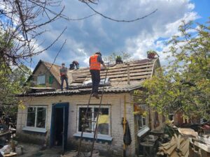 Oleksii Potapenko Instagram - Це будинок Надії Іванівни в Гостомелі. Ще не так давно біля нього стояло 15 танків, а в сам дім прилетіло три ракети.
Онук цієї жінки зараз на передовій, захищає нашу країну. 
Я вирішив підтримати Надію Іванівну і допомогти з відбудовою її житла. 

Дякую волонтерам батальйону «Добробат» @dobrobut.in.ua , які підтримали мою ідею і вже розпочали ремонт. 

Я дуже сподіваюся, що вже скоро Надія Іванівна зустрічатиме онука у рідному домі в Гостомелі у затишку та теплі 🙏🏼
