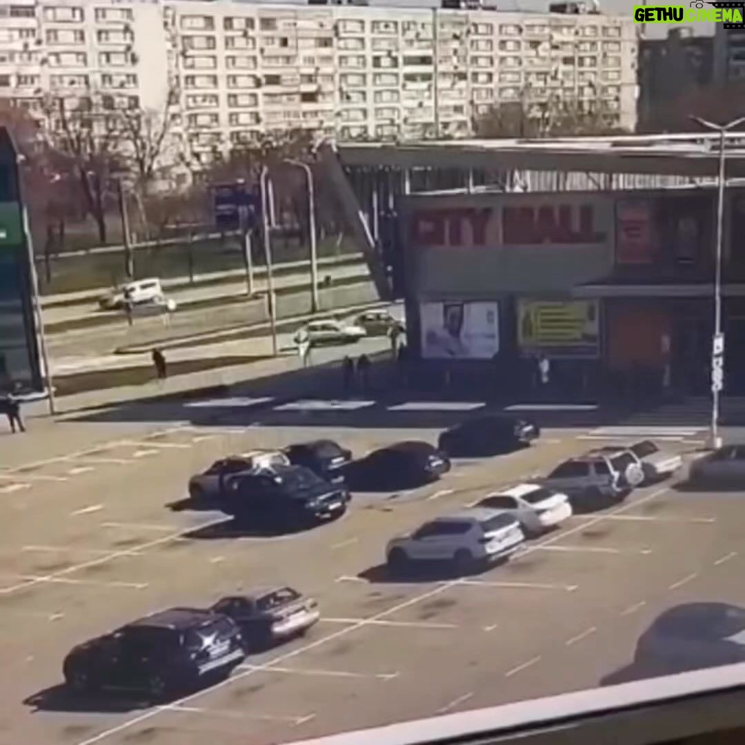 Oleksii Potapenko Instagram - #Repost @zelenskiy_official ・・・ Запоріжжя. Просто зараз російська ракета влучила в багатоповерховий будинок. Росія зі звірячою жорстокістю обстрілює місто. Влучання по житлових кварталах, де мешкають звичайні люди, діти. Країна-терорист прагне знищити наші міста, нашу державу, наших людей. Це не повинно стати «просто звичайним днем» в Україні, будь-де іще в Європі чи світі. Треба більше єдності і рішучості світу, щоб швидше перемогти російський терор і захистити життя. —— Zaporizhzhia. Right now, a Russian missile hit a multi-storey building. Russia is shelling the city with bestial savagery. Residential areas where ordinary people and children live are being fired at. The terrorist state seeks to destroy our cities, our state, our people. This must not become «just another day» in Ukraine or anywhere else in Europe or the world. The world needs greater unity and determination to defeat Russian terror faster and protect lives.