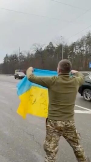 Oleksii Potapenko Instagram - Складний рік, сповнений болю та величезних втрат. Але ми не зламались, вистояли та щодня разом боремось за свою свободу та рідну землю. З великою вдячністю тим, хто нас захищає, хто лікує, охороняє та створює надійний тил. Ви - наші Герої! 
Перемога зовсім скоро , ми в це віримо! 
Слава нашим Захисникам та Захисницям! Слава ЗСУ! Слава Україні!