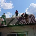 Oleksii Potapenko Instagram - Це будинок Надії Іванівни в Гостомелі. Ще не так давно біля нього стояло 15 танків, а в сам дім прилетіло три ракети. Онук цієї жінки зараз на передовій, захищає нашу країну. Я вирішив підтримати Надію Іванівну і допомогти з відбудовою її житла. Дякую волонтерам батальйону «Добробат» @dobrobut.in.ua , які підтримали мою ідею і вже розпочали ремонт. Я дуже сподіваюся, що вже скоро Надія Іванівна зустрічатиме онука у рідному домі в Гостомелі у затишку та теплі 🙏🏼