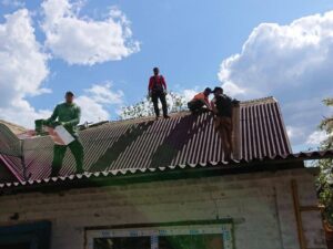 Oleksii Potapenko Instagram - Це будинок Надії Іванівни в Гостомелі. Ще не так давно біля нього стояло 15 танків, а в сам дім прилетіло три ракети.
Онук цієї жінки зараз на передовій, захищає нашу країну. 
Я вирішив підтримати Надію Іванівну і допомогти з відбудовою її житла. 

Дякую волонтерам батальйону «Добробат» @dobrobut.in.ua , які підтримали мою ідею і вже розпочали ремонт. 

Я дуже сподіваюся, що вже скоро Надія Іванівна зустрічатиме онука у рідному домі в Гостомелі у затишку та теплі 🙏🏼