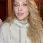 Olia Poliakova Instagram - В TikTok останні дні завірусилося відео з фрагментом моєї стародавньої пісні “Я нє такая, я жду трамвая”, яка була записана багато років тому російською. Я її не перекладала серед інших своїх нєтлєнлу, але бачу, що пісня знову пішла в народ і тому прийшов час її також українізувати. Тому оголошую конкурс на переклад цього фрагменту, на який я зніму TikTok-відео і нехай іде далі, віруситься солов’їною. А нє вот ето вот всьо. Пишіть свої переклади, а я швидко оберу найкращий і вже завтра зніму відео!