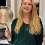 Olia Poliakova Instagram – Гляньте як я підсмажила булочки 

Сьогодні побувала на столичному базарі і була в шоці від кількості та варіантів продуктів. Поки я скуплялась ви накидали мені чимало варіантів страв які хочете щоб я закуховарила 😂
А ви мене знаєте, я як кажу так і роблю💪

Із тисячі варіантів останнім був бургер, ще й на базарі мені подарували маленький набір для цієї страви, короче …. 😂 
Просили – Отримуйте 

Пропорції на 1 бургер 

Булочка 1 шт 
Томат 🍅 два слайса 
Котлета 2 шт по 180г
Сир Чедер 2 слайси 
Цибуля Марс 2 слайса 
Огірок кисленький 1 шт 
Кетчуп за смаком 
Вершкове масло/сіль/перець 

Хто повторить, відмічайте мене в сторіс, з мене репост, а хто не може приготувати приходьте до мене на концерт. Слава Україні