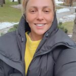 Olia Poliakova Instagram – Щиро вітаю наших мужніх захисників та захисниць з Днем Збройних Сил України! Хочу вам побажати, дорогі наші герої, обовʼязково повернутися додому, міцного здоровʼя, наснаги! Ми чекаємо вас з Перемогою! Дякую Вам за те, що нас захищаєте та вклоняюся Вам до землі! 💙💛