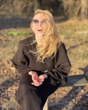 Olia Poliakova Instagram - Дорогенькі мої , хочу з вами поговорити про відпочинок та самопочуття! На початку місяця я захворіла , вірус, звичайно в мене це з дні, і я ок, та не в цей раз, я хворіла майже місяць, чере антибіотики купу ліків я вилізла, але досі ще кашель та насморк! Подивившись на це все тверезо розумію шо організм мені каже, гей старенька ))) давай ти будеш себе більше любити та піклуватись про себе, і не тільки фізично але й морально! Тому буду собі влаштовувати відпочинки, перезагрузки, а ще я вирішила більше не бачити і не читати поганих коментарів! А цього в інтернеті зараз стало нестерпно багато, люди не можуть впливати на проблеми , стрес , війну, і вони ви@ираються на сторінки публічних людей! Тому від сьогодні я буду блокувати все і всіх що мені не потрібно читати, так шо як що вам вежливо бути зі мною в моєму просторі будьте чемні та добрі! Бережу себе, а ви бережіть себе!