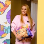 Olia Poliakova Instagram - Разом із 1+1 media @media.1plus1 , у межах проєкту «Здійсни мрію» @zdiysny_mriyu ми здійснили мрію 9-річної Аріни, пацієнтки Національного інституту раку. Зустріч була організована спільно з державною установою «Школа Супергероїв», яка діє при лікарні. Дівчинка отримала символічні подарунки — серед яких колекційна лялька Оля Полякова. І була запрошена на мій великий, жовтневий концерт у Києві. Також Аріна отримала дипломи від «Школи Супергероїв» за успіхи в навчанні та неймовірну силу духу. До того, як дізналися про свій діагноз — саркома Юїнга ребра — Аріна була гімнасткою, активно займалася малюванням і ліпниною з пластиліну. Повномасштабна війна змусила родину виїхати з Миколаєва спершу на більш мирну територію України, згодом — до Польщі. Вже там бабуся намацала на ребрі онуки випуклість. Родина терміново повернулася на Батьківщину. За 9 місяців лікування Аріна пройшла 8 блоків важкої хіміотерапії, їй зробили резекцію ребра, щоб видалити пухлину. На завершальному етапі вона отримала високодозну хіміотерапію з аутологічною трансплантацією стовбурових клітин. Станом на сьогодні дівчинка завершила своє лікування.