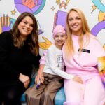 Olia Poliakova Instagram - Разом із 1+1 media @media.1plus1 , у межах проєкту «Здійсни мрію» @zdiysny_mriyu ми здійснили мрію 9-річної Аріни, пацієнтки Національного інституту раку. Зустріч була організована спільно з державною установою «Школа Супергероїв», яка діє при лікарні. Дівчинка отримала символічні подарунки — серед яких колекційна лялька Оля Полякова. І була запрошена на мій великий, жовтневий концерт у Києві. Також Аріна отримала дипломи від «Школи Супергероїв» за успіхи в навчанні та неймовірну силу духу. До того, як дізналися про свій діагноз — саркома Юїнга ребра — Аріна була гімнасткою, активно займалася малюванням і ліпниною з пластиліну. Повномасштабна війна змусила родину виїхати з Миколаєва спершу на більш мирну територію України, згодом — до Польщі. Вже там бабуся намацала на ребрі онуки випуклість. Родина терміново повернулася на Батьківщину. За 9 місяців лікування Аріна пройшла 8 блоків важкої хіміотерапії, їй зробили резекцію ребра, щоб видалити пухлину. На завершальному етапі вона отримала високодозну хіміотерапію з аутологічною трансплантацією стовбурових клітин. Станом на сьогодні дівчинка завершила своє лікування.