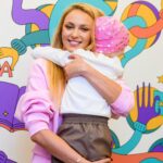 Olia Poliakova Instagram - Разом із 1+1 media @media.1plus1 , у межах проєкту «Здійсни мрію» @zdiysny_mriyu ми здійснили мрію 9-річної Аріни, пацієнтки Національного інституту раку. Зустріч була організована спільно з державною установою «Школа Супергероїв», яка діє при лікарні. Дівчинка отримала символічні подарунки — серед яких колекційна лялька Оля Полякова. І була запрошена на мій великий, жовтневий концерт у Києві. Також Аріна отримала дипломи від «Школи Супергероїв» за успіхи в навчанні та неймовірну силу духу. До того, як дізналися про свій діагноз — саркома Юїнга ребра — Аріна була гімнасткою, активно займалася малюванням і ліпниною з пластиліну. Повномасштабна війна змусила родину виїхати з Миколаєва спершу на більш мирну територію України, згодом — до Польщі. Вже там бабуся намацала на ребрі онуки випуклість. Родина терміново повернулася на Батьківщину. За 9 місяців лікування Аріна пройшла 8 блоків важкої хіміотерапії, їй зробили резекцію ребра, щоб видалити пухлину. На завершальному етапі вона отримала високодозну хіміотерапію з аутологічною трансплантацією стовбурових клітин. Станом на сьогодні дівчинка завершила своє лікування.