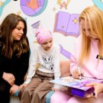 Olia Poliakova Instagram - Разом із 1+1 media @media.1plus1 , у межах проєкту «Здійсни мрію» @zdiysny_mriyu ми здійснили мрію 9-річної Аріни, пацієнтки Національного інституту раку. Зустріч була організована спільно з державною установою «Школа Супергероїв», яка діє при лікарні. Дівчинка отримала символічні подарунки — серед яких колекційна лялька Оля Полякова. І була запрошена на мій великий, жовтневий концерт у Києві. Також Аріна отримала дипломи від «Школи Супергероїв» за успіхи в навчанні та неймовірну силу духу. До того, як дізналися про свій діагноз — саркома Юїнга ребра — Аріна була гімнасткою, активно займалася малюванням і ліпниною з пластиліну. Повномасштабна війна змусила родину виїхати з Миколаєва спершу на більш мирну територію України, згодом — до Польщі. Вже там бабуся намацала на ребрі онуки випуклість. Родина терміново повернулася на Батьківщину. За 9 місяців лікування Аріна пройшла 8 блоків важкої хіміотерапії, їй зробили резекцію ребра, щоб видалити пухлину. На завершальному етапі вона отримала високодозну хіміотерапію з аутологічною трансплантацією стовбурових клітин. Станом на сьогодні дівчинка завершила своє лікування.
