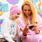 Olia Poliakova Instagram - Разом із 1+1 media @media.1plus1 , у межах проєкту «Здійсни мрію» @zdiysny_mriyu ми здійснили мрію 9-річної Аріни, пацієнтки Національного інституту раку. Зустріч була організована спільно з державною установою «Школа Супергероїв», яка діє при лікарні. Дівчинка отримала символічні подарунки — серед яких колекційна лялька Оля Полякова. І була запрошена на мій великий, жовтневий концерт у Києві. Також Аріна отримала дипломи від «Школи Супергероїв» за успіхи в навчанні та неймовірну силу духу. До того, як дізналися про свій діагноз — саркома Юїнга ребра — Аріна була гімнасткою, активно займалася малюванням і ліпниною з пластиліну. Повномасштабна війна змусила родину виїхати з Миколаєва спершу на більш мирну територію України, згодом — до Польщі. Вже там бабуся намацала на ребрі онуки випуклість. Родина терміново повернулася на Батьківщину. За 9 місяців лікування Аріна пройшла 8 блоків важкої хіміотерапії, їй зробили резекцію ребра, щоб видалити пухлину. На завершальному етапі вона отримала високодозну хіміотерапію з аутологічною трансплантацією стовбурових клітин. Станом на сьогодні дівчинка завершила своє лікування.