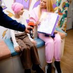 Olia Poliakova Instagram - Разом із 1+1 media @media.1plus1 , у межах проєкту «Здійсни мрію» @zdiysny_mriyu ми здійснили мрію 9-річної Аріни, пацієнтки Національного інституту раку. Зустріч була організована спільно з державною установою «Школа Супергероїв», яка діє при лікарні. Дівчинка отримала символічні подарунки — серед яких колекційна лялька Оля Полякова. І була запрошена на мій великий, жовтневий концерт у Києві. Також Аріна отримала дипломи від «Школи Супергероїв» за успіхи в навчанні та неймовірну силу духу. До того, як дізналися про свій діагноз — саркома Юїнга ребра — Аріна була гімнасткою, активно займалася малюванням і ліпниною з пластиліну. Повномасштабна війна змусила родину виїхати з Миколаєва спершу на більш мирну територію України, згодом — до Польщі. Вже там бабуся намацала на ребрі онуки випуклість. Родина терміново повернулася на Батьківщину. За 9 місяців лікування Аріна пройшла 8 блоків важкої хіміотерапії, їй зробили резекцію ребра, щоб видалити пухлину. На завершальному етапі вона отримала високодозну хіміотерапію з аутологічною трансплантацією стовбурових клітин. Станом на сьогодні дівчинка завершила своє лікування.