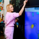 Olia Poliakova Instagram - Разом із 1+1 media @media.1plus1 , у межах проєкту «Здійсни мрію» @zdiysny_mriyu ми здійснили мрію 9-річної Аріни, пацієнтки Національного інституту раку. Зустріч була організована спільно з державною установою «Школа Супергероїв», яка діє при лікарні. Дівчинка отримала символічні подарунки — серед яких колекційна лялька Оля Полякова. І була запрошена на мій великий, жовтневий концерт у Києві. Також Аріна отримала дипломи від «Школи Супергероїв» за успіхи в навчанні та неймовірну силу духу. До того, як дізналися про свій діагноз — саркома Юїнга ребра — Аріна була гімнасткою, активно займалася малюванням і ліпниною з пластиліну. Повномасштабна війна змусила родину виїхати з Миколаєва спершу на більш мирну територію України, згодом — до Польщі. Вже там бабуся намацала на ребрі онуки випуклість. Родина терміново повернулася на Батьківщину. За 9 місяців лікування Аріна пройшла 8 блоків важкої хіміотерапії, їй зробили резекцію ребра, щоб видалити пухлину. На завершальному етапі вона отримала високодозну хіміотерапію з аутологічною трансплантацією стовбурових клітин. Станом на сьогодні дівчинка завершила своє лікування.