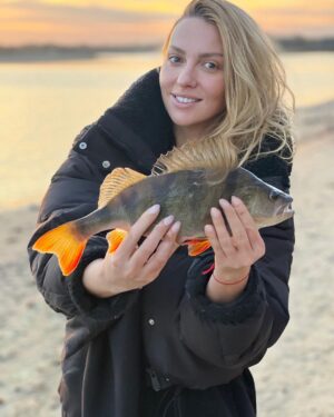 Olia Poliakova Instagram - Дорогенькі мої , хочу з вами поговорити про відпочинок та самопочуття! На початку місяця я захворіла , вірус, звичайно в мене це з дні, і я ок, та не в цей раз, я хворіла майже місяць, чере антибіотики купу ліків я вилізла, але досі ще кашель та насморк! Подивившись на це все тверезо розумію шо організм мені каже, гей старенька ))) давай ти будеш себе більше любити та піклуватись про себе, і не тільки фізично але й морально! Тому буду собі влаштовувати відпочинки, перезагрузки, а ще я вирішила більше не бачити і не читати поганих коментарів! А цього в інтернеті зараз стало нестерпно багато, люди не можуть впливати на проблеми , стрес , війну, і вони ви@ираються на сторінки публічних людей! Тому від сьогодні я буду блокувати все і всіх що мені не потрібно читати, так шо як що вам вежливо бути зі мною в моєму просторі будьте чемні та добрі! Бережу себе, а ви бережіть себе!