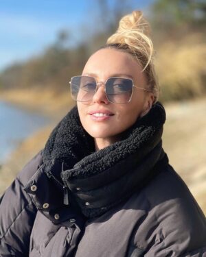 Olia Poliakova Instagram - Дорогенькі мої , хочу з вами поговорити про відпочинок та самопочуття! На початку місяця я захворіла , вірус, звичайно в мене це з дні, і я ок, та не в цей раз, я хворіла майже місяць, чере антибіотики купу ліків я вилізла, але досі ще кашель та насморк! Подивившись на це все тверезо розумію шо організм мені каже, гей старенька ))) давай ти будеш себе більше любити та піклуватись про себе, і не тільки фізично але й морально! Тому буду собі влаштовувати відпочинки, перезагрузки, а ще я вирішила більше не бачити і не читати поганих коментарів! А цього в інтернеті зараз стало нестерпно багато, люди не можуть впливати на проблеми , стрес , війну, і вони ви@ираються на сторінки публічних людей! Тому від сьогодні я буду блокувати все і всіх що мені не потрібно читати, так шо як що вам вежливо бути зі мною в моєму просторі будьте чемні та добрі! Бережу себе, а ви бережіть себе!