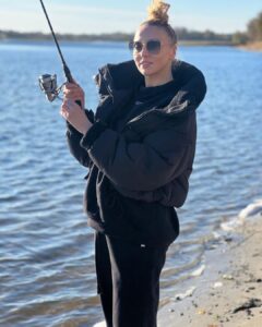 Olia Poliakova Instagram - Дорогенькі мої , хочу з вами поговорити про відпочинок та самопочуття! На початку місяця я захворіла , вірус, звичайно в мене це з дні, і я ок, та не в цей раз, я хворіла майже місяць, чере антибіотики купу ліків я вилізла, але досі ще кашель та насморк! Подивившись на це все тверезо розумію шо організм мені каже, гей старенька ))) давай ти будеш себе більше любити та піклуватись про себе, і не тільки фізично але й морально! Тому буду собі влаштовувати відпочинки, перезагрузки, а ще я вирішила більше не бачити і не читати поганих коментарів! А цього в інтернеті зараз стало нестерпно багато, люди не можуть впливати на проблеми , стрес , війну, і вони ви@ираються на сторінки публічних людей! Тому від сьогодні я буду блокувати все і всіх що мені не потрібно читати, так шо як що вам вежливо бути зі мною в моєму просторі будьте чемні та добрі! Бережу себе, а ви бережіть себе!