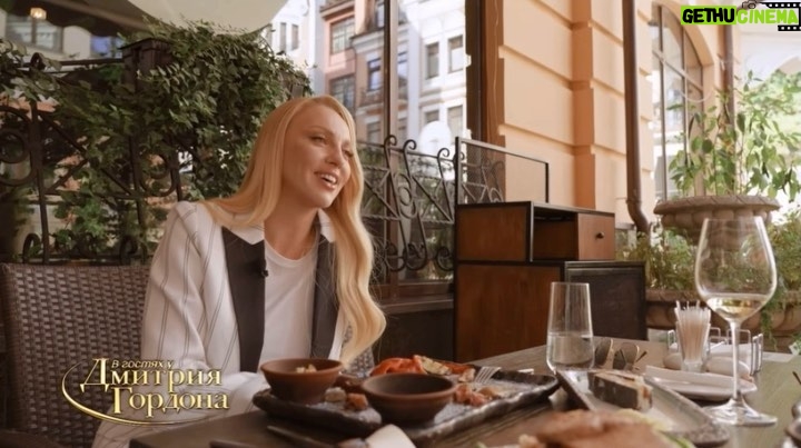 Olia Poliakova Instagram - Хочемо ще раз подякувати @polyakovamusic за участь з нами у цьогорічному Прайді у Лондоні та за її незмінну позицію. Разом ми очолили першою, головною колоною найбільший Прайд світу, який цього року пройшов під українськими прапорами, і змогли обʼєднати дуже різних українців довкола єдиного та найважливішого сьогодні питання - України. Ми хочемо, щоб наша участь у Прайді в Лондоні була прикладом для інших зірок в Україні, що права людини завжди на часі і підтримувати рівність зараз особливо важливо. Також це нагадування українцям, що ми можемо і повинні обʼєднуватися за наші права і свободи та проти тих, хто будь-яким чином вирішив на них посягати. Ще буде багато випробувань, але памʼятаймо, що у нас є МИ і тільки РАЗОМ ми дійдемо до переможного кінця. @gordondmytro дякуємо, що висвітлюєте для українців важливі питання рівноправʼя!