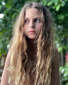 Olia Poliakova Instagram - 12! Моя маленька і вже така доросла дівчинка! Така кумедна і свідома, розумна і смішна, красива як сонце! Хочу щоб ти була здорова і щаслива! І щоб втілилося твоє єдине бажання вже півтора року , щоб закінчилась війна і ти повернулася додому! Бо нема для тебе кращого місця на землі ніж Україна ,твій ліс твоя річка , і твої тваринки, все що ти любиш! І воно обов’язково здійсниться! І ти як і сотні тисяч дітей повернешся в Україну і ми всі будем дуже щасливі! Давайте побажаємо це Алісі і всім нам! @alisa_polyakova_