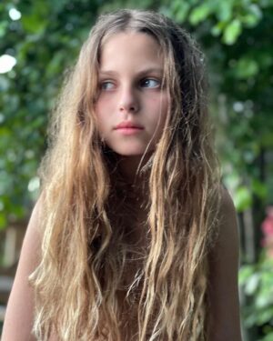 Olia Poliakova Instagram - 12! Моя маленька і вже така доросла дівчинка! Така кумедна і свідома, розумна і смішна, красива як сонце! Хочу щоб ти була здорова і щаслива! І щоб втілилося твоє єдине бажання вже півтора року , щоб закінчилась війна і ти повернулася додому! Бо нема для тебе кращого місця на землі ніж Україна ,твій ліс твоя річка , і твої тваринки, все що ти любиш! І воно обов’язково здійсниться! І ти як і сотні тисяч дітей повернешся в Україну і ми всі будем дуже щасливі! Давайте  побажаємо це Алісі і всім нам! @alisa_polyakova_