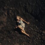 Olia Poliakova Instagram - Сьогодні представляю особливий для мене кліп, режисером якого став Алан Бадоєв, на пісню авторки та композиторки Ольги Бажани “У твоїх обіймах”. Нова відеоробота виконана в мінімалістичному стилі й сповнена драматичного символізму. Історія покликана надихнути не тільки українок, які чекають своїх чоловіків з війни, але й самих військових, які завжди мають пам’ятати, що без них життя коханих людей перетворюється на пустелю. Зйомки проходили під Києвом влітку. Спеціально для зйомок кліпу режисерська команда викопала в полі велику вирву в вигляді воронки від авіабомби. У кадрі я працювала без допомоги дублерів, виконуючи складні задачі режисера. Заходьте на мій YouTube-канал, щоб переглянути кліп повністю! Авторка слів та музики:@bazhana Director: @alanbadoev Producer: @juliapilunska @synelnykova_nataliia DOP: @boryaborysov Art department: @gala_arx Style artist: @luviofficial Style actor: @iratyulkina @kkondrrashova Make-up artist: @aposokhova Hair artist: @leragornostay Location manager:@viktorshava Choreographer: @nadinnnnnnnnnne Casting: @dmitriumalyshev Editing: @trent_pazl Colorist: @olha.colourist VFX: @alextyledetach Cinematografer cran: @sashcko Gaffer: @leonidsidor SFX: @tornadosfx Rental company: @patriotrental @filmotechnicua.rental @starwagen.ua Catering: @energy_catering Administrator: @dima__borisenko 1-st AD: @ianamazana Directors assistant: @valeryskachek Головний герой: @naum_men_ko Солдати: @hlushchenko.vlad @st.nicholasss @nickolay_kiy_official @bilan_ihor Музикантки: @fabulous_dreamms @heavenly_mk @ielizaveta6355 @kerykovalchuk @hubskam @p.nastyaaaaa @marchenkomaria1 @marinataviola @yanaspyrydonenko julia_kuryliuk Production: BADOEVTEAM Production 2023/ @badoevteam_official Музичний продакшн: @babchenko.music / @_foxxstudios_ Менеджмент, промоушен: @secretservice_ea Дистрибʼютор: @secretservice_dp Менеджер: @fayniy PR: @kateryna_khoteeva Асистентка: @dari_alkhovik Продюсер: @mikeyasinsky