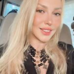 Olia Poliakova Instagram - Дорогенькі, нас з вами знову чекають добрі справи! До кінця вересня в супермаркеті «VARUS» можна купити наліпку «Добродонат». Увесь прибуток з їх продажу піде на підтримку дітей-сиріт в рамках проєкту «Дитинство без війни» @childhoodwithoutwar.ua , амбасадором якого я є. Крім того, у вас також є шанс отримати приємну подяку за допомогу. Це наш вклад в майбутнє маленьких українців 🇺🇦 #дитинствобезвійни #добродонат