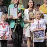 Olia Poliakova Instagram - Я завітала в село Шибене Київської області, до відновленого дитячого садочоку-школи “Світлий”, який розпочав свою роботу. Заклад постраждав від рук окупантів минулого року. Моя подруга, волонтерка, Світлана Легка, разом із своїм благодійним фондом «Світлий» @svitlii_foundation зайнялися капітальним ремонтом та реконструкцією будівлі за кошти волонтерів, меценатів, благодійників з України та всього світу. Я однією з перших задонатила власні кошти на відбудову. В закладі поновили спальню, гральну кімнату, нову шкільну їдальню. Обладнали приміщення сучасною технікою, меблями та іншими необхідними для розвитку майбутнього покоління предметами. Велике щастя дивитися на усміхнених, прекрасних дітей. Бачити, що вони мають можливість зростати і радіти! Зйомка: @fysekphoto Монтаж: @niktafilm #ОляПолякова