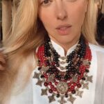Olia Poliakova Instagram - Дорогенькі мої, я оголошую розіграш за донат для наших ЗСУ, які боронять Лисичанщину! Ми, разом з Лисичанською міською військовою адміністрацією Луганської області та відомою українською дизайнеркою ювелірних виробів, Оленою Бугайченко, хочемо подарувати вам намисто, виготовленого з дорогоцінного каміння. Усі виручені кошти будуть спрямовані на купівлю БПЛА “Фурія” для 111ої окремої бригади територіальної оборони Збройних сил України і 3го прикордонного загону імені Героя України полковника Євгенія Пікуса. Для участі в розіграші вам необхідно зробити донат від 100 грн за посиланням на банку в шапці профілю. Переможця оголосимо 1 жовтня. Давайте робити добрі справи разом! Бажаю вдачі всім! #ОляПолякова