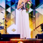 Olia Poliakova Instagram - Ми всі чекаємо того дня, коли прийде мирна весна і в кожному українському дворі зацвітуть вишні… Нехай цей день настане якомога швидше!💙💛 Відео з виступу на фестивалі «Рандеву». Дякую Лаймі Вайкуле @laima_vaikule_official за запрошення! Авторка слів та музики: @bazhana #ОляПолякова #Вишні Jurmala
