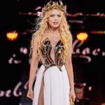 Olia Poliakova Instagram - Сьогодні слово «Дякую» - найважливіше слово, тому що, коли Україна, моя рідна країна, у вогні - нас сьогодні боронять наші захисники, ми кажемо їм: «Дякую!». Я хочу сказати дякую вам, Латвії, латвійцям за те, що підтримуєте Україну; за те, що ви з нами; за те, що ви даєте прихисток нашим людям; за те, що ви підтримуєте нас - неймовірно вам дякую до землі! Дякую Лаймі Вайкуле @laima_vaikule_official за цей прекрасний фестиваль, за те, що ми, українці, сьогодні маємо змогу співати. Ще рік тому ми не знали взагалі, чи будемо ми співати, чи буде в нас якесь життя… Але сьогодні ми знаємо, що воно обовʼязково буде, тому що життя завжди перемагає! Дякую вам! Авторка слів та пісні: @bazhana #ОляПолякова #Дякую Jurmala