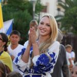 Olia Poliakova Instagram - 24 серпня, в День Незалежності України, я заспівала свою нову пісню «Дякую» та Гімн України в Каннах на мітингу підтримки нашої країни! Я вдячна французькому народу, всій Франції за підтримку моєї країни та всіх українців, які тимчасово перебувають у Франції! Дякую!!! #ОляПолякова Cannes, France