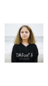 Olia Poliakova Instagram - У 32 річницю Незалежності України презентую свою нову пісню “Пташка”, яка є символом незламності всіх, хто сьогодні потерпає від війни в нашій країні. Головною героїнею mood-video до пісні стала незламна дівчинка Яна, яка постраждала в наслідок обстрілу вокзалу Краматорська. Вперше пісню “Пташка” я заспівала на своєму концерті “Все Буде Добре” в КВЦ “Парковий” 8 березня. Сама ж пісня присвячена 23-річній Оксані Баландіній, медсестрі з Лисичанська, яка зазнала мінно-вибухової травми, наступивши на невідомий предмет, коли поверталася додому. Пісня “Пташка” - це присвята всім жертвам війни та тим, хто потребує підтримки у ці трагічні для країни часи, які обов’язково закінчаться нашою перемогою. Авторка слів: Анна Завальська @anna_zavalskaya Автор музики: Дмитро Саратський @dmitriy_saratsky Партія скрипки: Мойсей Бондаренко @moisei.bondarenko Режисери: Омелян Ощудляк та Юрій Данкевич (Young&Hungry production) @youngandhungryproduction Музичний продакшн: FOXXSTUDIOS @_foxxstudios_ Management, PR & Promotion: Secret Service Entertainment Agency @secretservice_ea