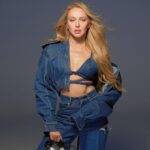 Olia Poliakova Instagram – У кліпі нам хотілось розповісти історію Олі Полякової — як Жінки і як Артиста у тій стадії розпачу, коли як казали класики «щоб не плакать – я сміялась», а «show must go on» попри все. 

Саме тому спершу ми бачимо беззахисну і вразливу артистку, яка готується до «кадру», а потім – залаштунки знімального процесу, папараці, безжальні спалахи камер на черговій прес-конференції та ще 5 абсолютно різних образів.

У якому образі ви б ще хотіли мене бачити надалі?

Концепт: @mu.production.ua 
Костюм: @vishni.ua 

#ОляПолякова #ЩобНеПлакатиЯСміюсь