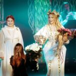 Olia Poliakova Instagram - Відбулася фантастична премʼєра музичної моновистави «Моє коріння». Дякую всім глядачам, які завітали підтримати цей проєкт та насолодитися українськими піснями в нових аранжуваннях! Наступні вистави відбудуться 17, 18, 20, 21, 22 жовтня на сцені малого залу TEATROOM Палацу «Україна». Приходьте обов’язково! #ОляПолякова #МоєКоріння Kyiv, Ukraine